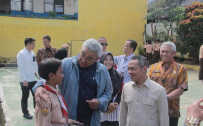 Wamen Fajar Dorong Kebiasaan Bermasyarakat melalui Jumat Bersih di SMPN 70 Bandung